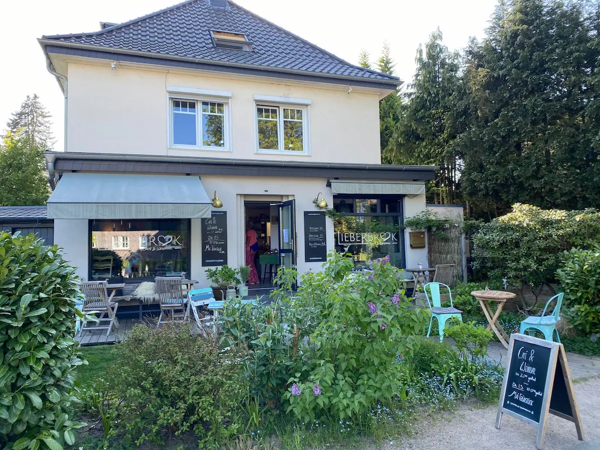 Das Lieberbrook ist Café und Weinbar in Hamburg-Iserbrook. Das Haus ist idyllisch gelegen mit Garten.
